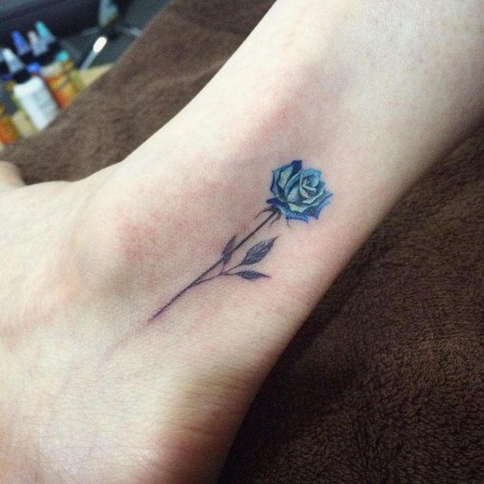 tatuajes de flores azules pequeñas