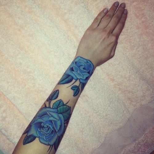 tatuajes de rosas azules en el brazo