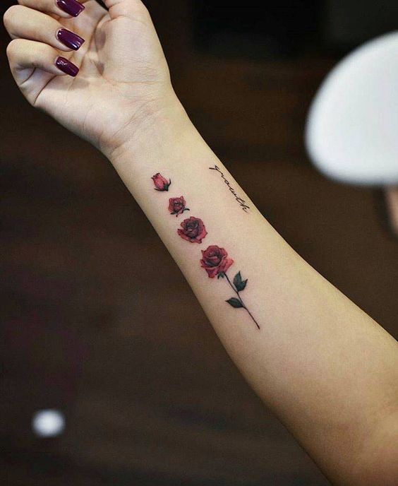 tattoos de rosas rojas mujer